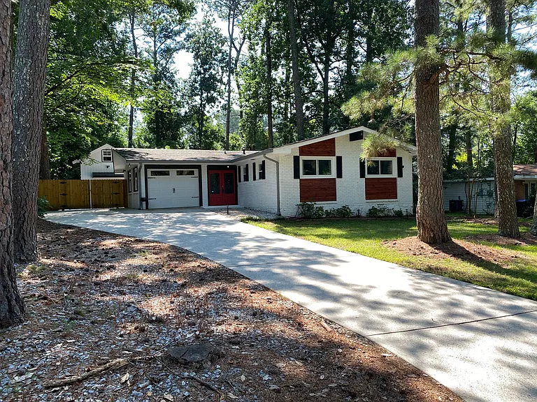 2565 Woodacres Rd NE — Photo 2