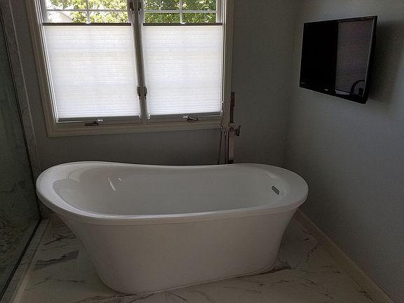 slipper tub & TV