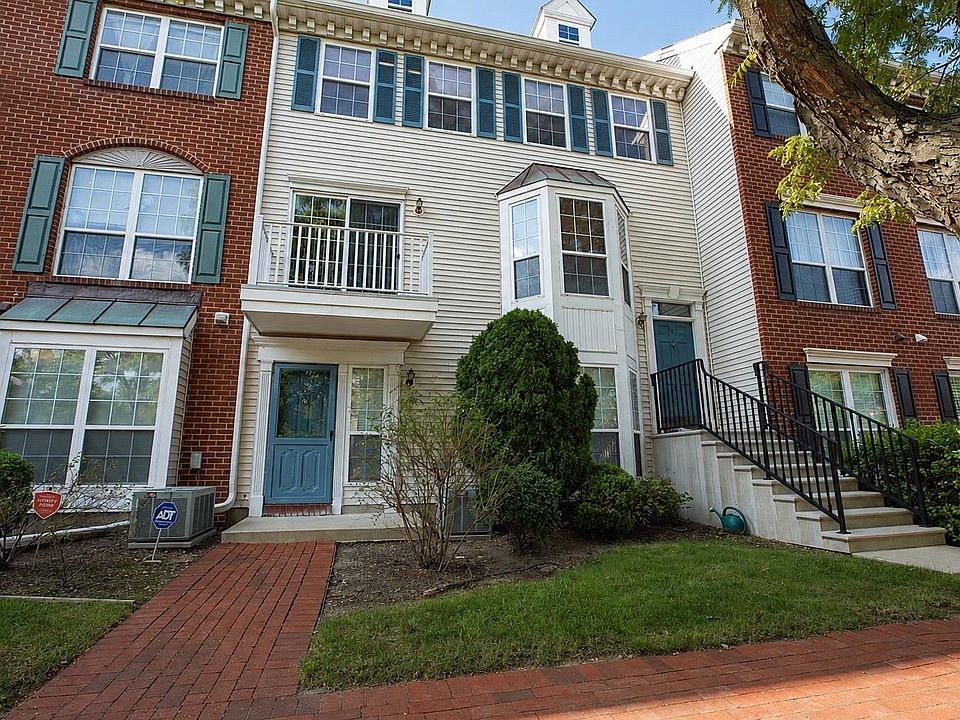 1st image of 8 Droyers Pointe Blvd #8
