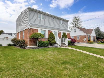 52 Cedar Drive, Farmingdale, NY, 11735