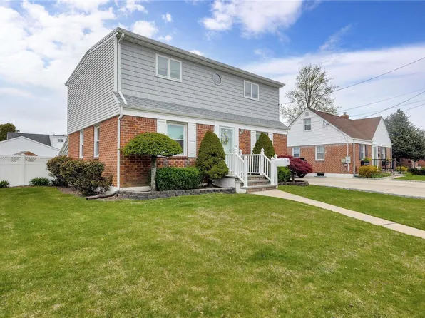 52 Cedar Drive, Farmingdale, NY 11735