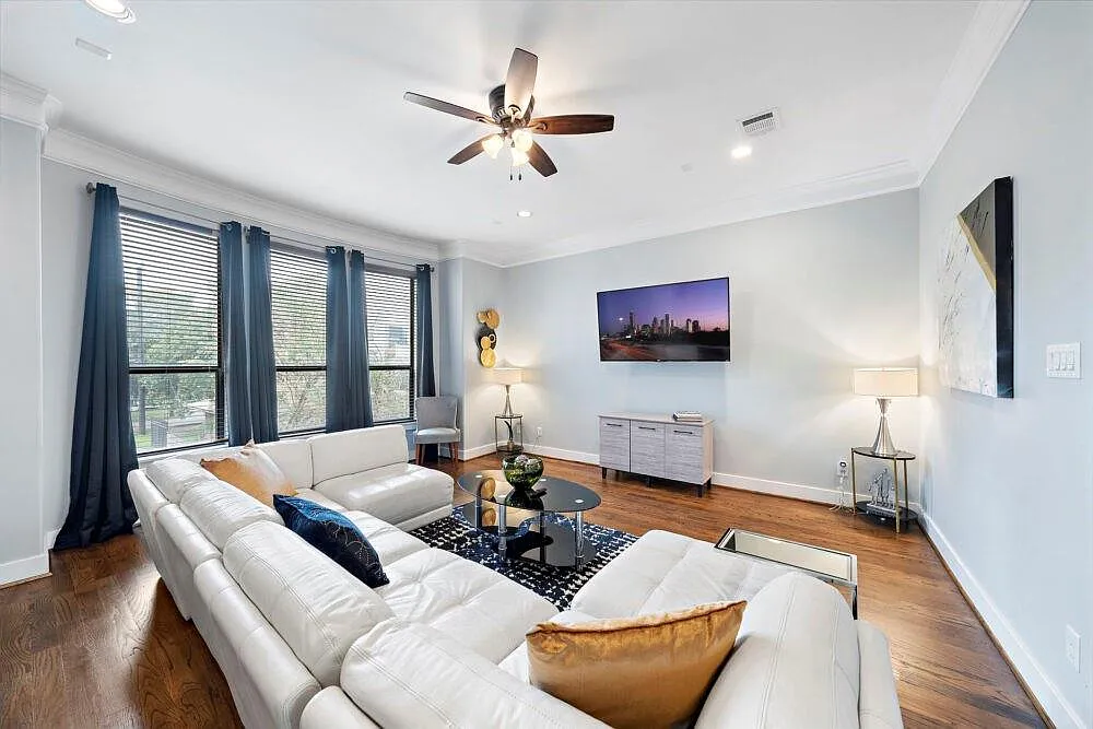 3 bed, 3.5 bath, 2049 sqft, $3,400 — Photo 2