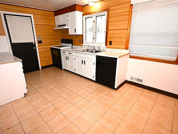 2nd image of 36 Jeanmoor Rd