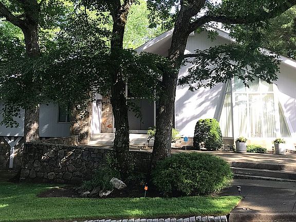 3rd image of 111 E Hill Dr