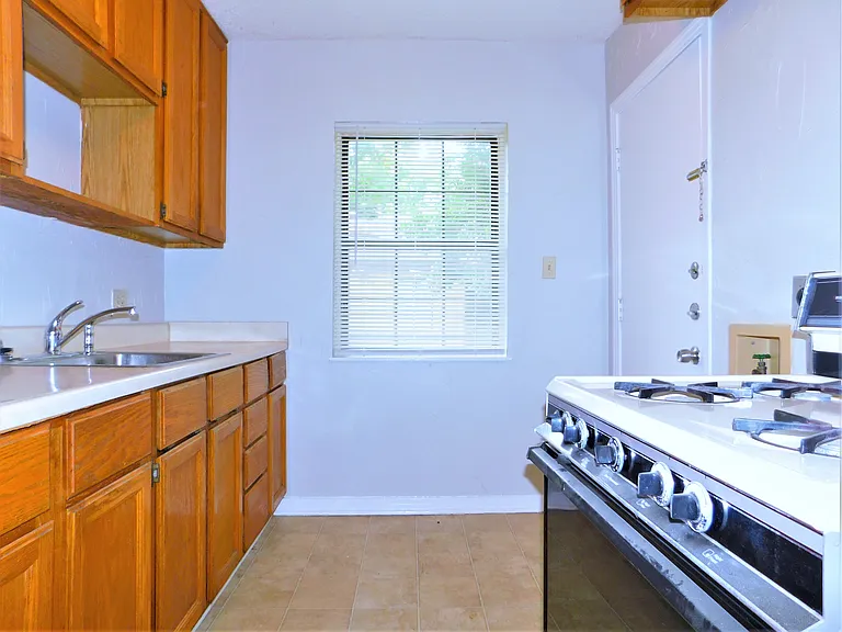 1010 Denton St — Photo 7