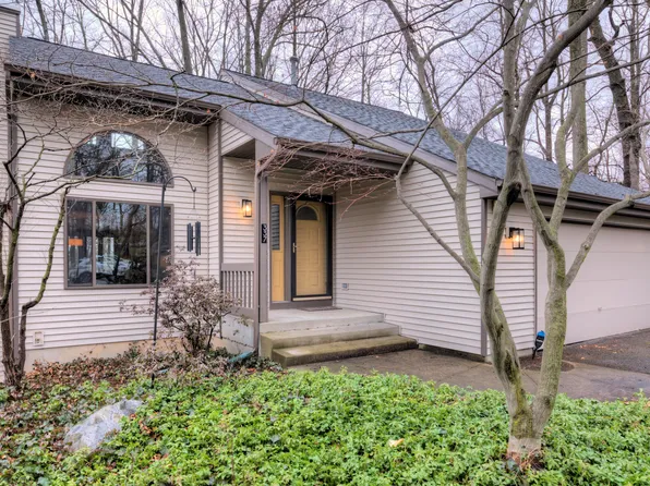 337 Horseshoe Ct, Plainwell, MI 49080