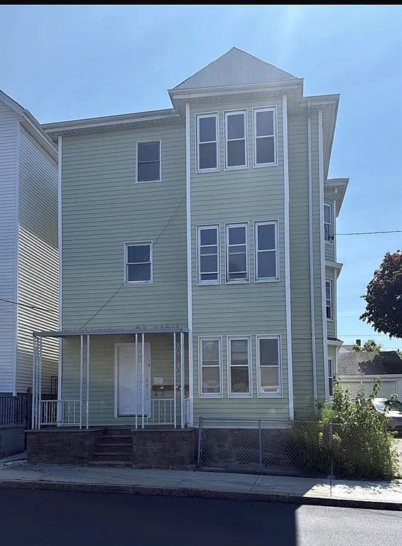 3 bed, 1.0 bath, 1050 sqft, $2,000 — Photo 1