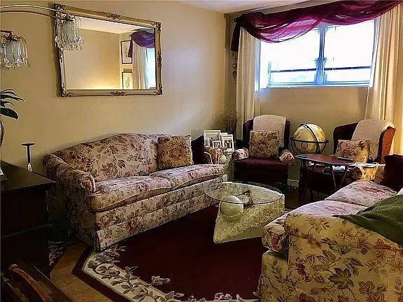 3 bed, 1300 sqft, $2,200 — Photo 2