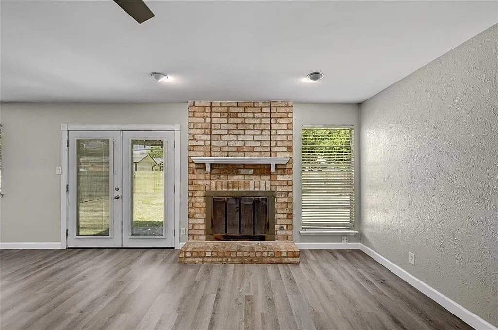 3 bed, 2.0 bath, 1354 sqft, $1,875 — Photo 3