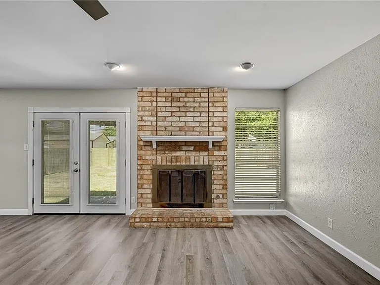 906 Cactus Dr — Photo 3