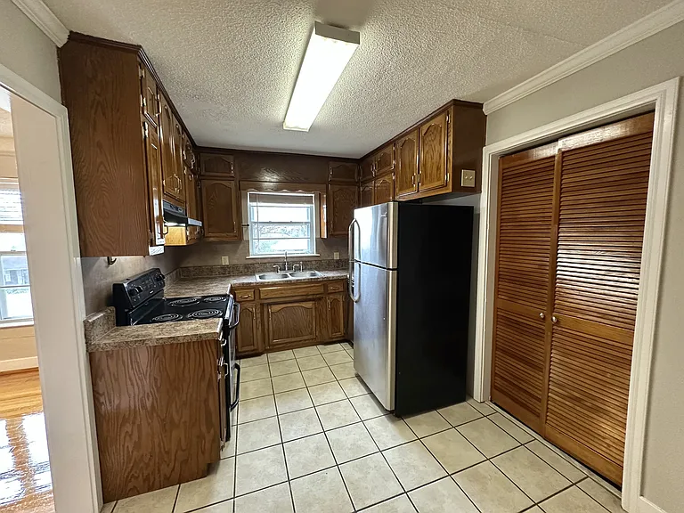 637 Blanton Ln — Photo 2