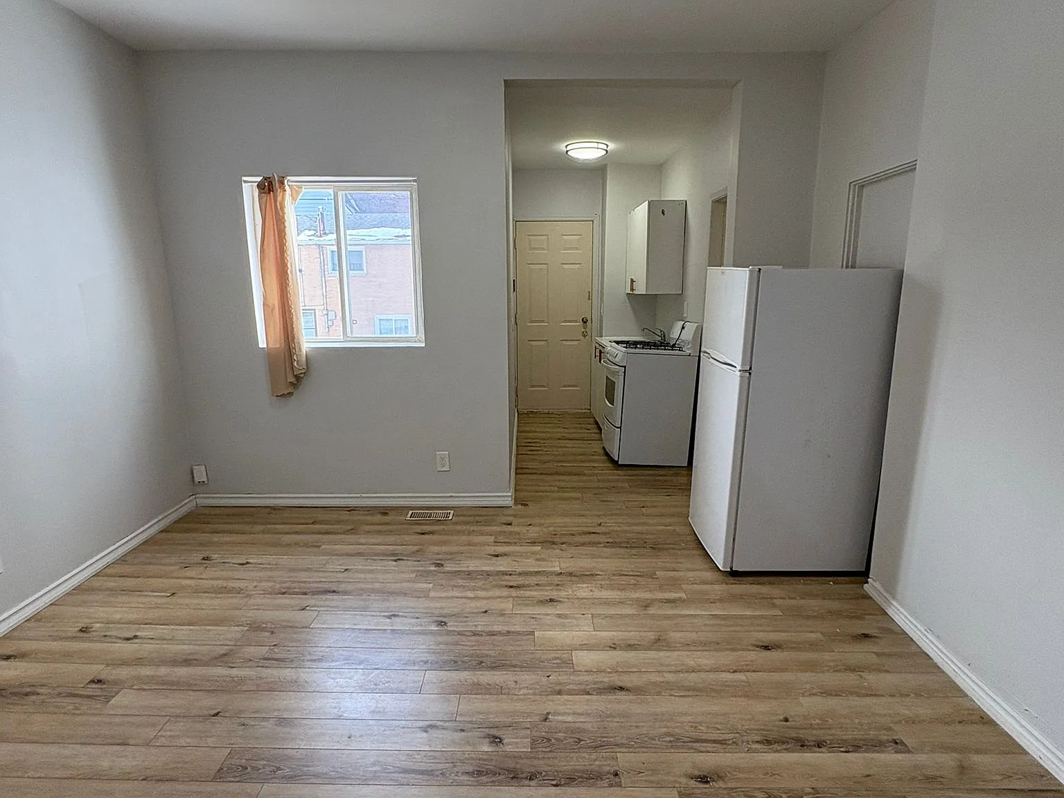 Studio, $999 — Photo 3