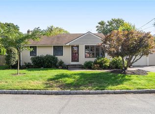 6 Apollo St, Warwick, RI 02888