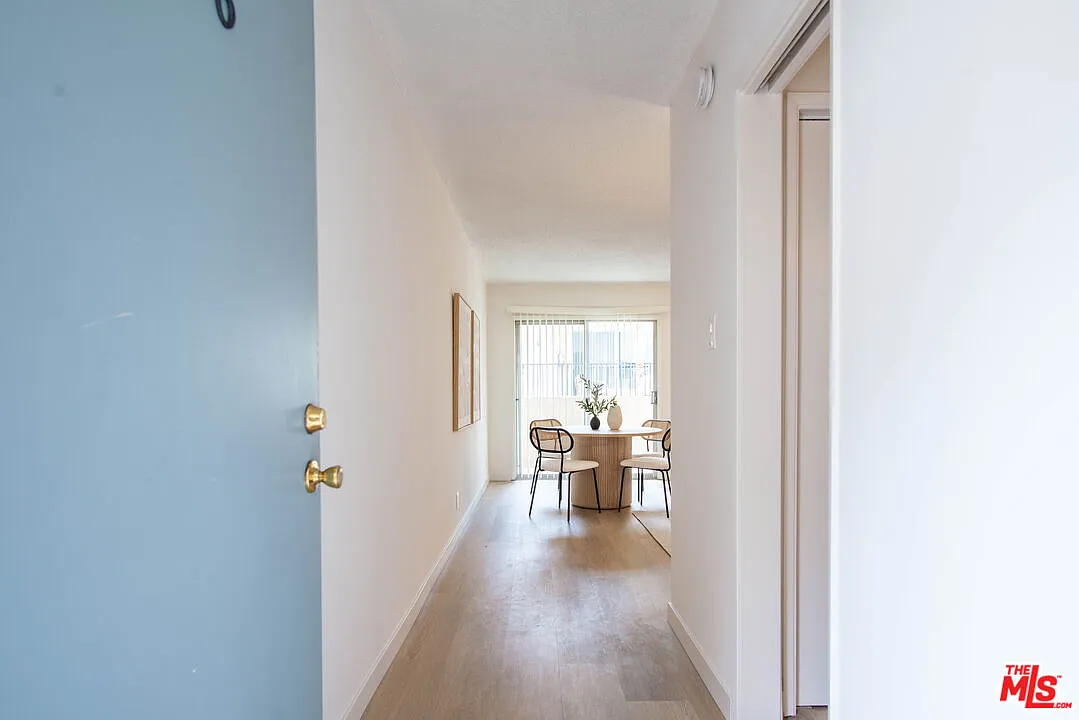 Photo 2 of 22 - 833 5th St #206 - Santa Monica, CA Building Photo - 833 5th St #206