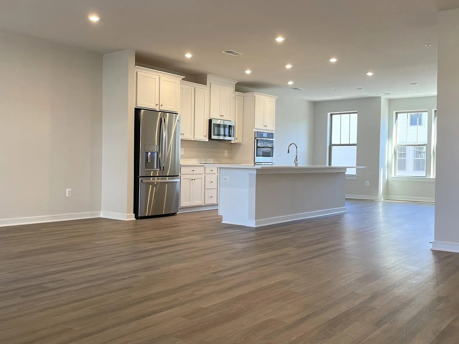 3 bed, 2.5 bath, 2451 sqft, $3,100 — Photo 4