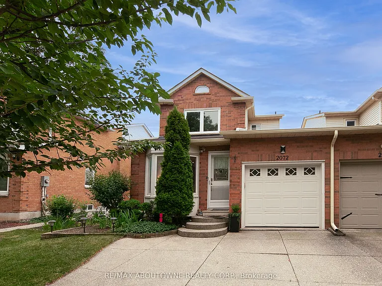 2072 Glenada Cres — Photo 1