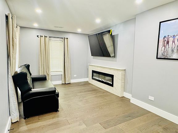 3rd image of 7258 W 72nd St