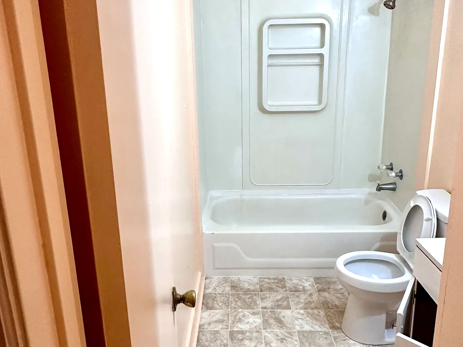 3 bed, 1450 sqft, $1,100 — Photo 2