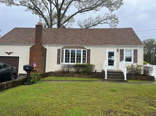 16 Edwards Ln E, Blue Point, NY 11715