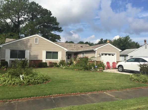 1204 Sir Lancelot Dr, Chesapeake, VA 23323
