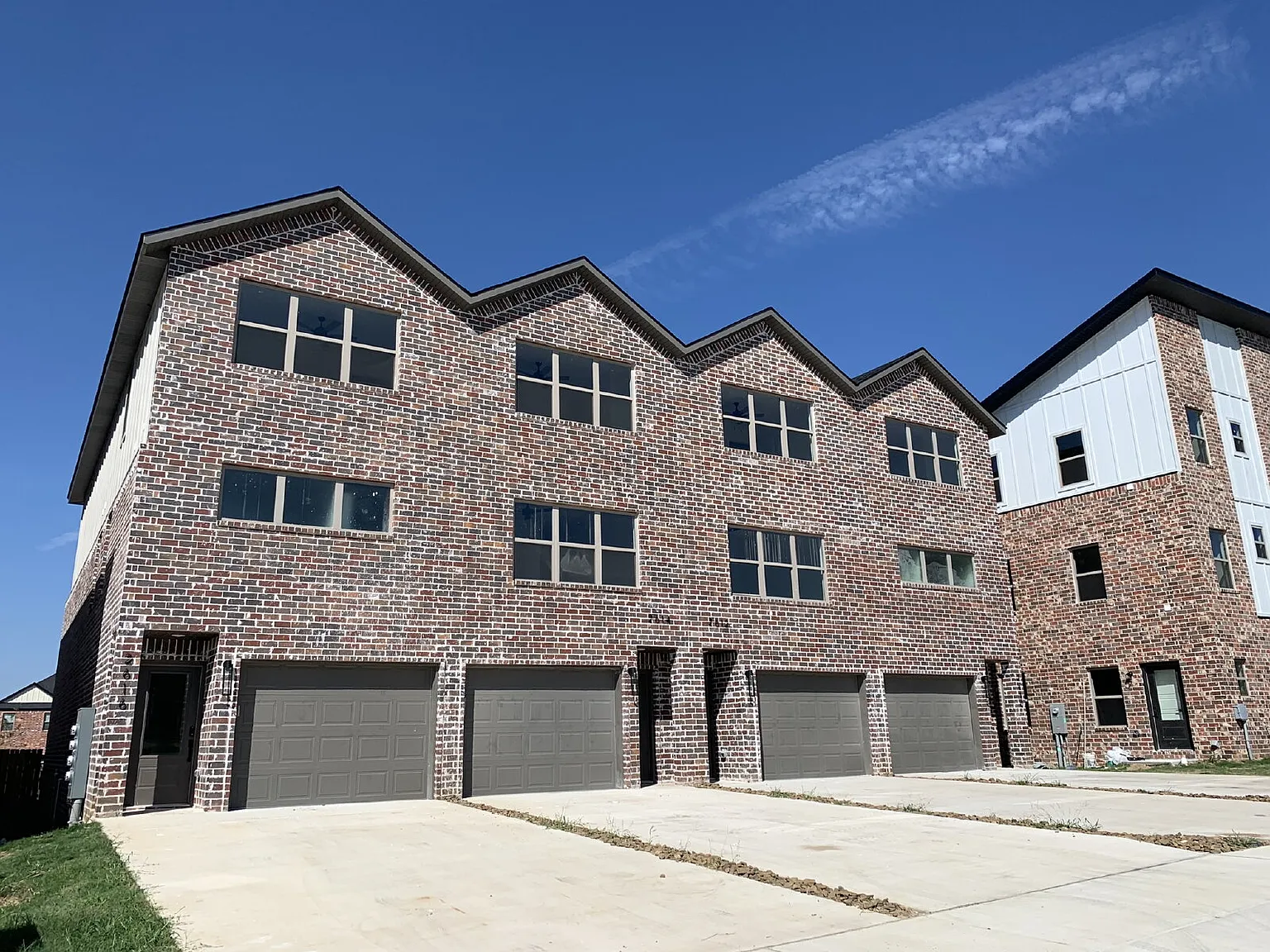 3 bed, 2.5 bath, 1900 sqft, $1,895 — Photo 1