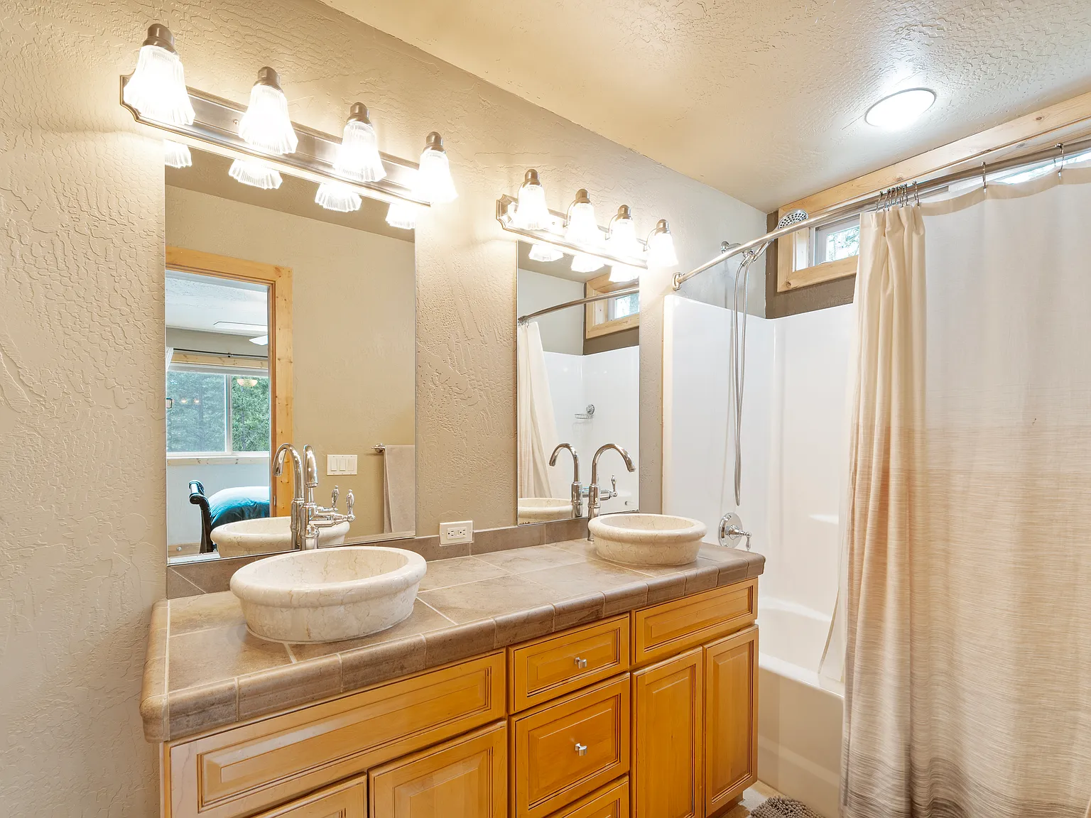 4 bed, 2200 sqft, $2,900 — Photo 4