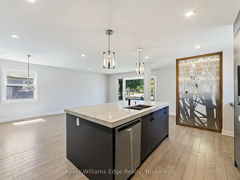 2300 Wagner Cres #UPPER — Photo 8