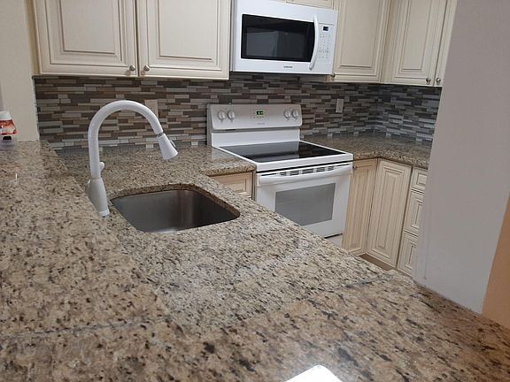 4th image of 501 SE 8th St APT 103