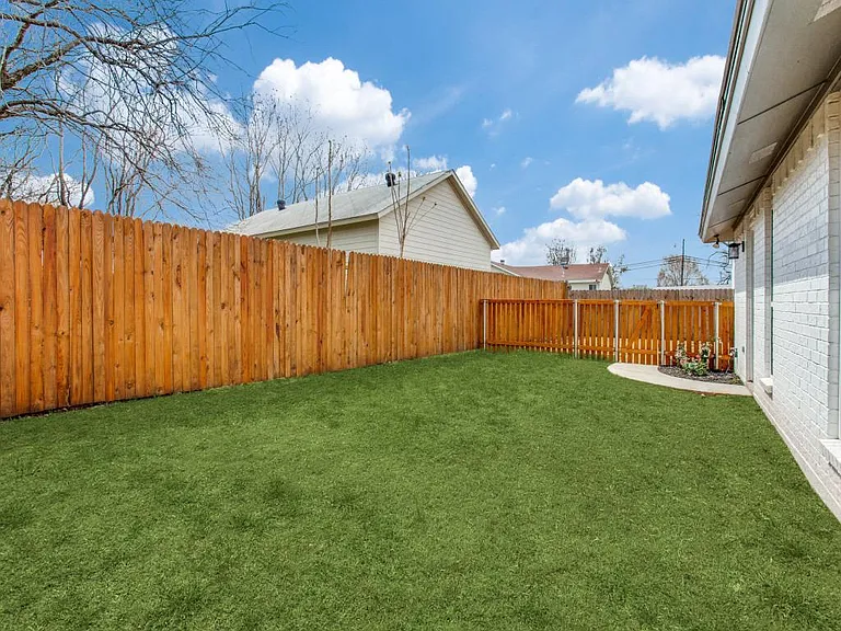 1307 Worthington St — Photo 15