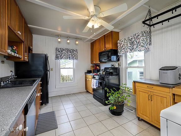 4th image of 402 Hodges Street