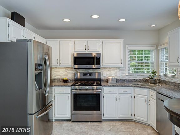 Kitchen, SS Appliances, Ceramic Tile, Backsplash