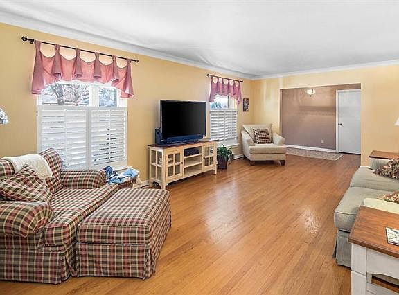4th image of 9024 Stonebridge Dr