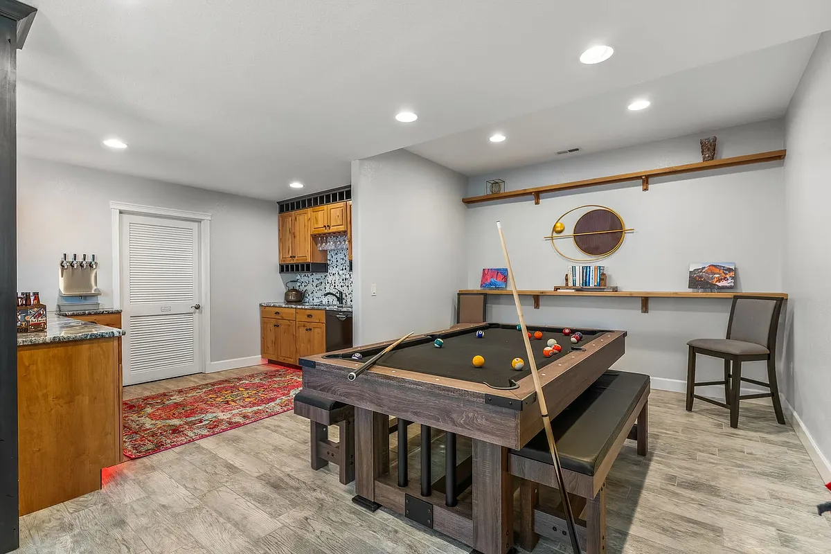Basement Game Area

Challenge you friends to a game of pool! There's also ping pong, foosball and air hockey! - Equinox Dr