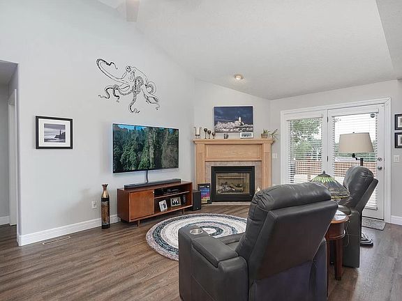 5th image of 275 E Degraffenreid St