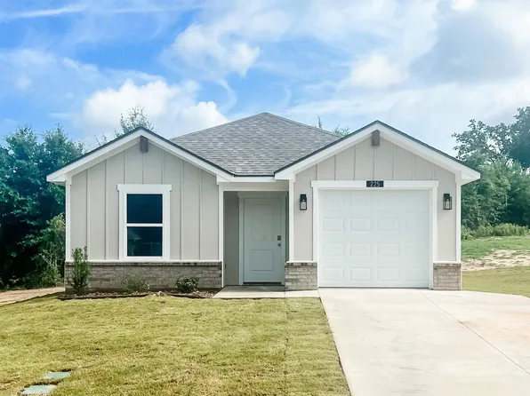 225 Spokane St, Gladewater, TX 75647
