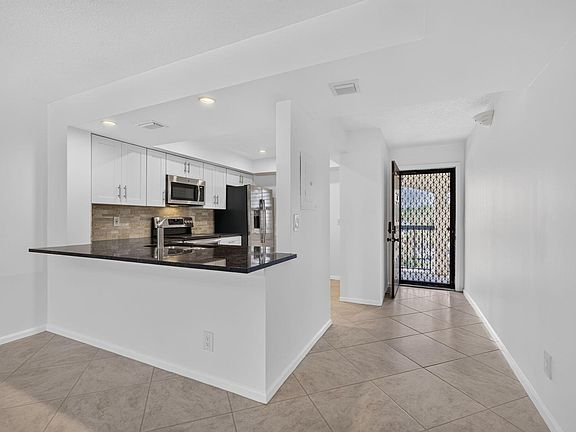 5th image of 313 Lake Cir APT 311