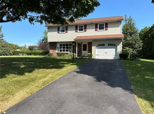 3845 Hillside Dr, Schnecksville, PA 18078