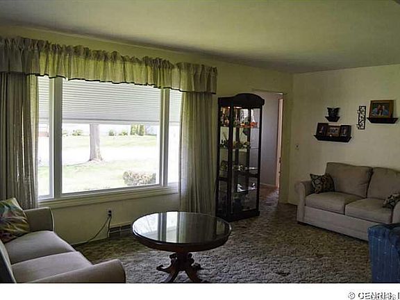 3rd image of 33 Carolin Dr