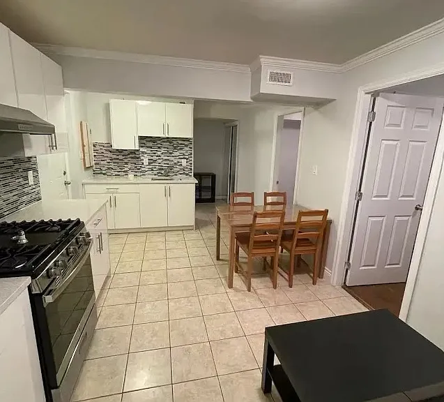 6511 Granville Cres #1 — Photo 1