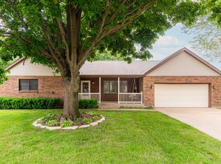 401 Fieldstone Ln, Dixon, IL 61021