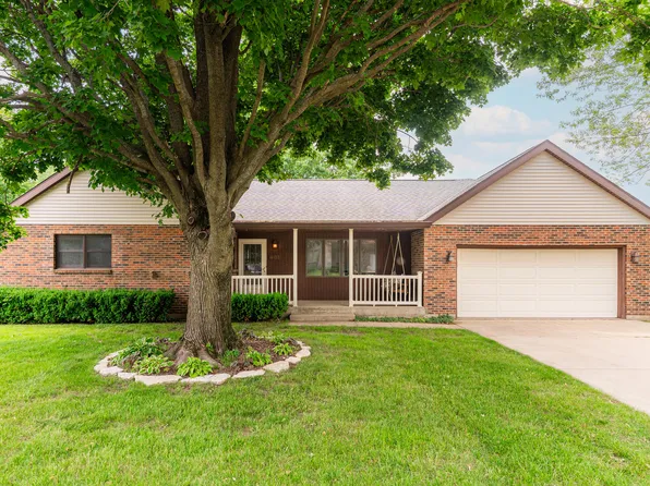 401 Fieldstone Ln, Dixon, IL 61021