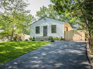 83 Elm St, Calverton, NY 11933