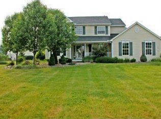 9910 Sunflower Ln, South Lyon, MI