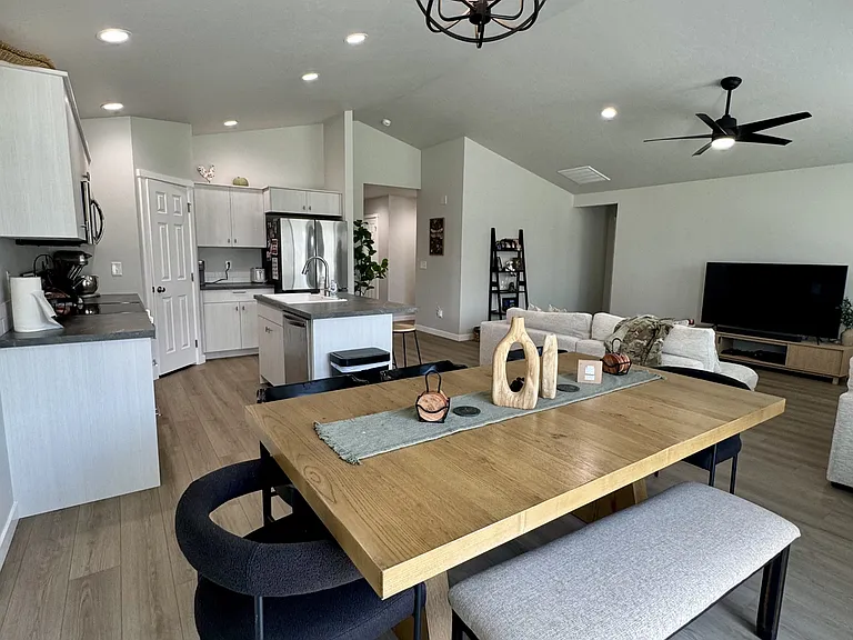 2089 N Thunderbolt St — Photo 2