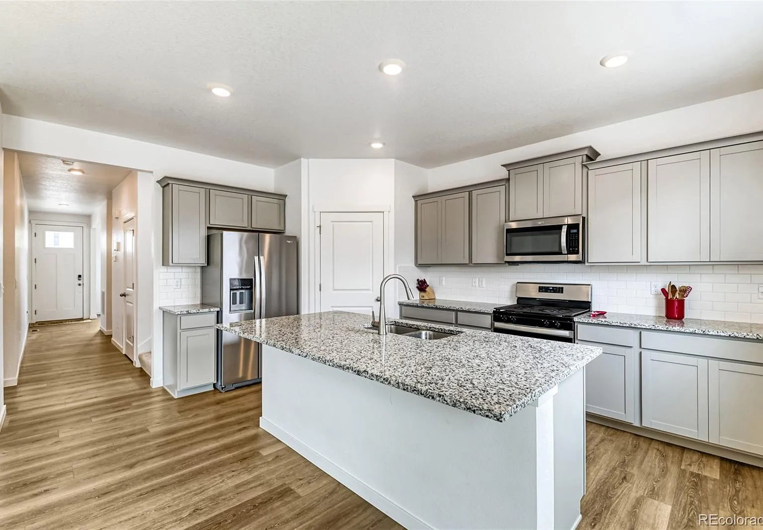 4 bed, 2.5 bath, 2455 sqft, $3,000 — Photo 4