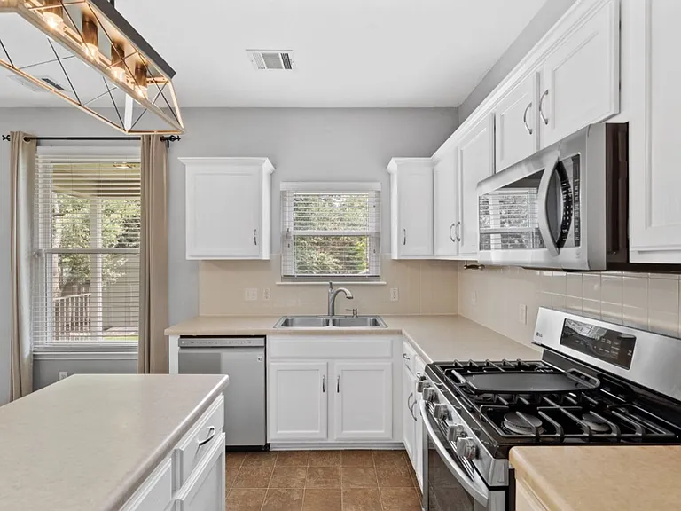 2704 Greenlee Dr — Photo 12