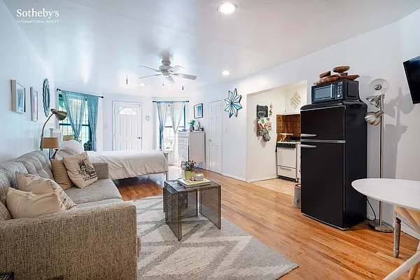 Sold by Sotheby's International Realty | media 11