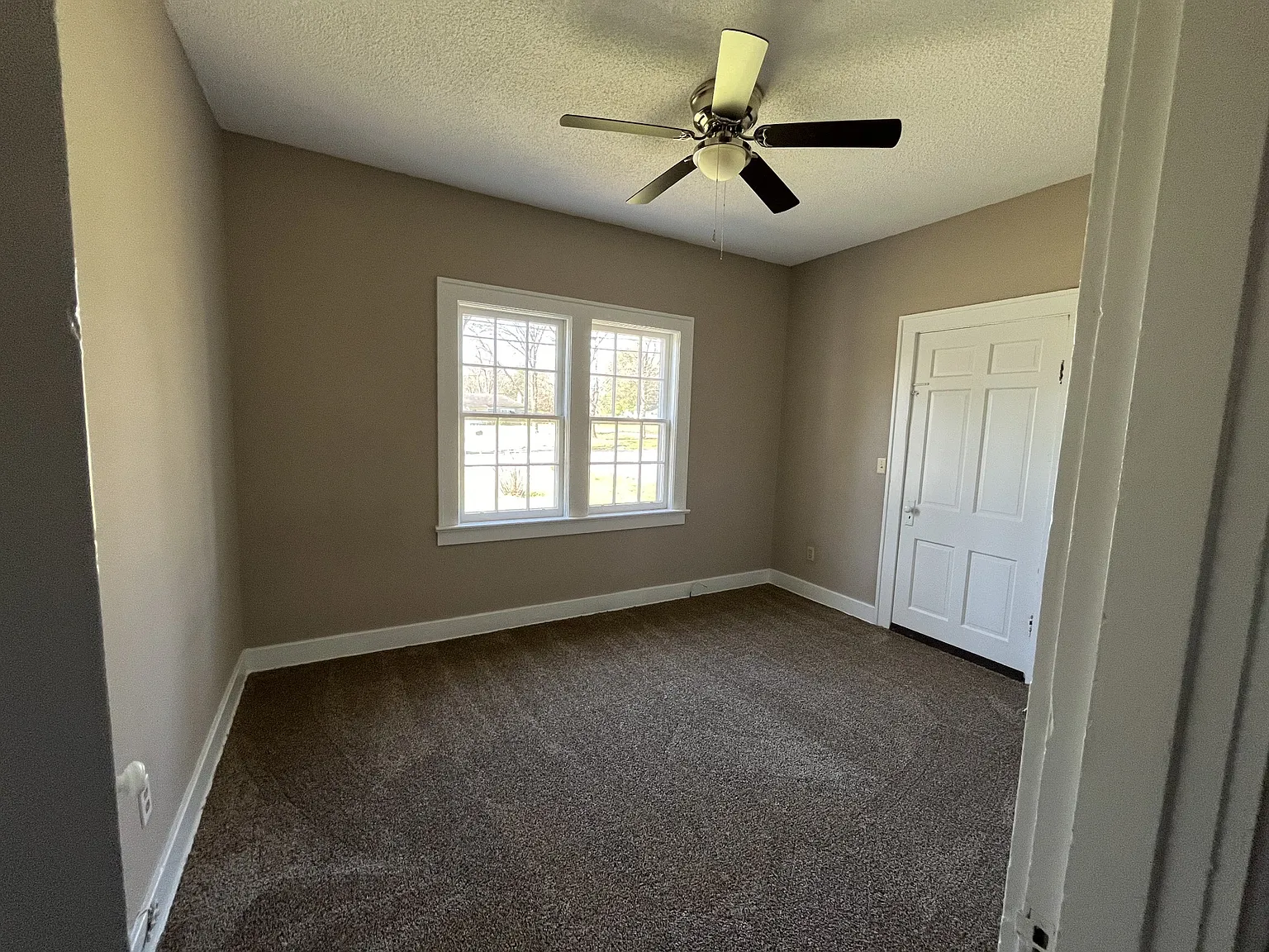 3 bed, 1.0 bath, 1250 sqft, $1,550 — Photo 2