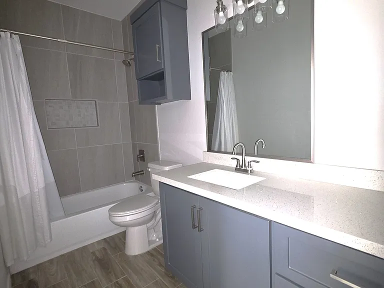 913 N Clarence Ave — Photo 10
