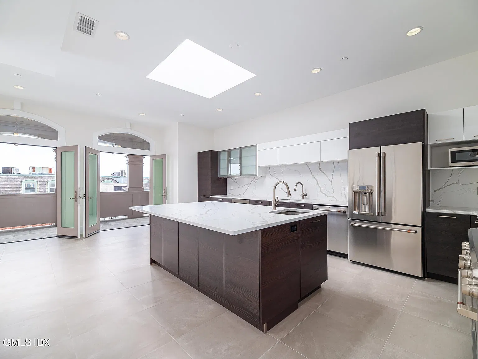 2 bed, 2.5 bath, 3000 sqft, $9,750 — Photo 3